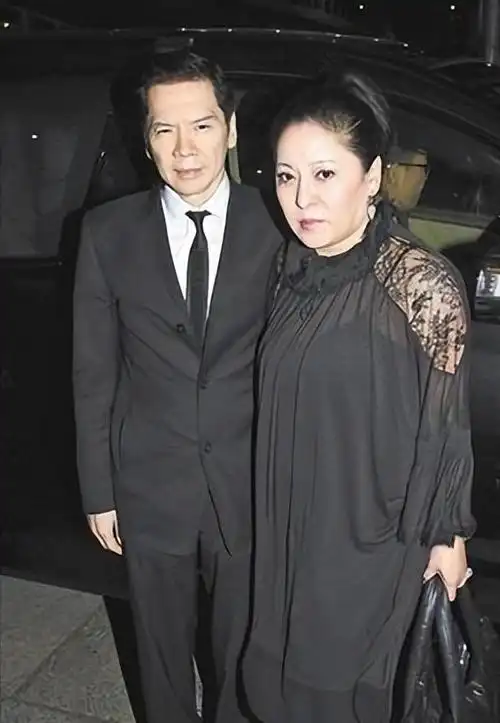 向华强在香港一手遮天,为何只敢在网上炮轰周星驰,却不敢动他?