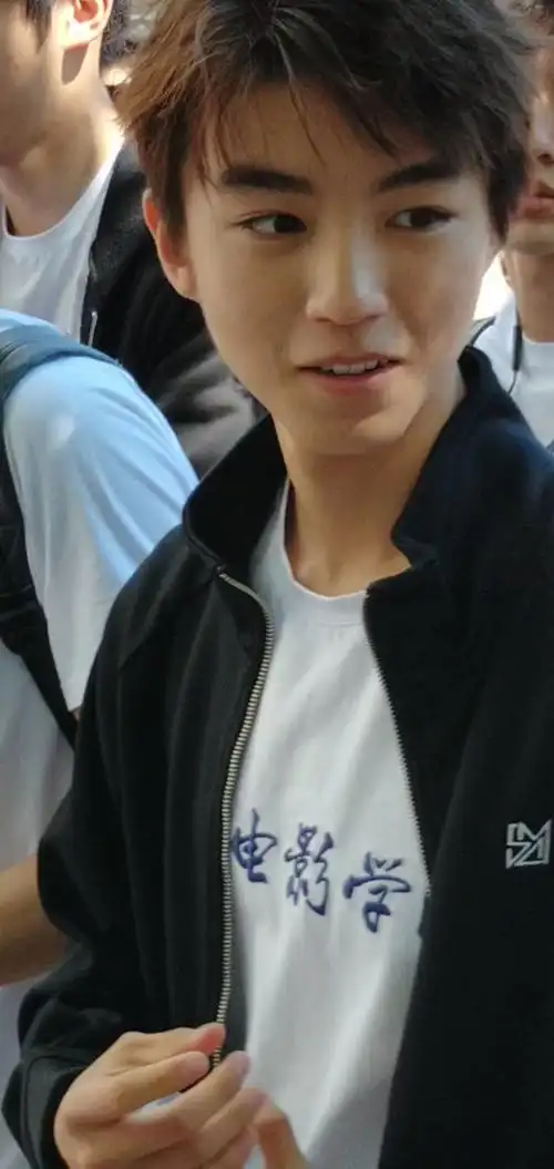 [tfboys][新闻]180503 王俊凯素颜照 俊逸少年长相通透