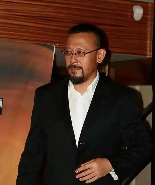 姜文是位才华横溢的演员,他在电影《芙蓉镇》中饰演了坚韧不拔的"