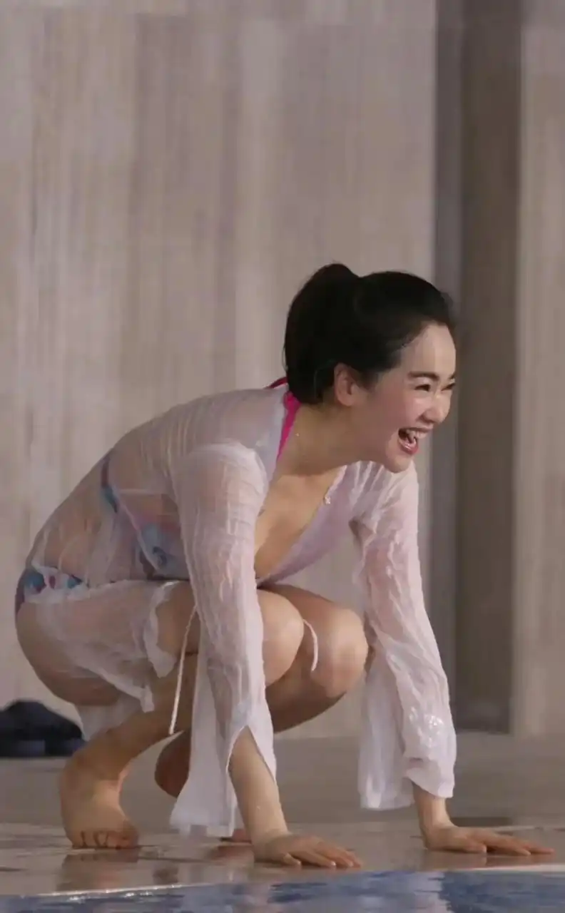 最喜欢左小青的这组游泳照,因为她美的天然,穿的自然,笑的释然,不愧有