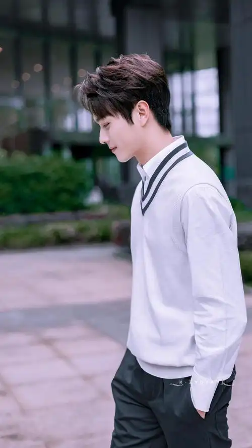 不论其他 单纯觉得许凯的颜值很戳我他长了一张纯情小奶狗的脸 谁懂