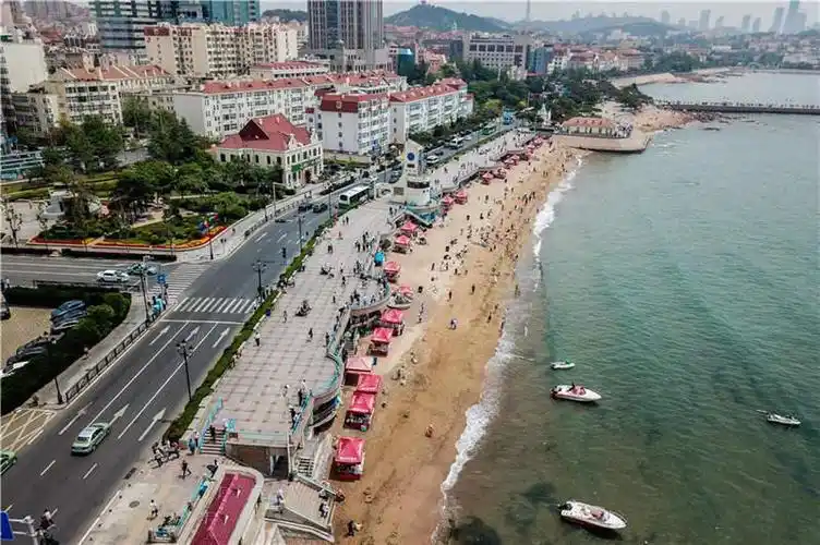 青岛第六海水浴场沙滩被20多个摊位"霸占",游客很受伤!