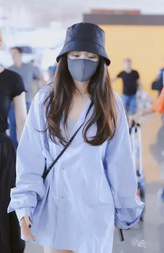 [女神新照]杨幂机场私服衬衫马丁靴,她的穿搭你觉得如何? zt