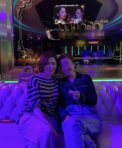 原创关之琳聚会照曝光和小鲜肉搂坐一起今58岁的她魅力不减