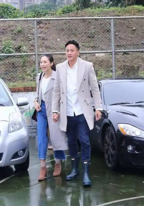 原创何润东的老婆林姵希太贴心低调又朴素的打扮高级大气美