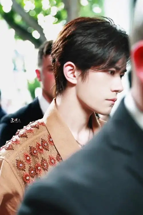 易烊千玺 米兰时装周##外媒镜头下的易烊千玺生图