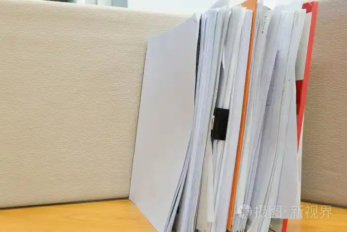 堆在办公室桌上的文件