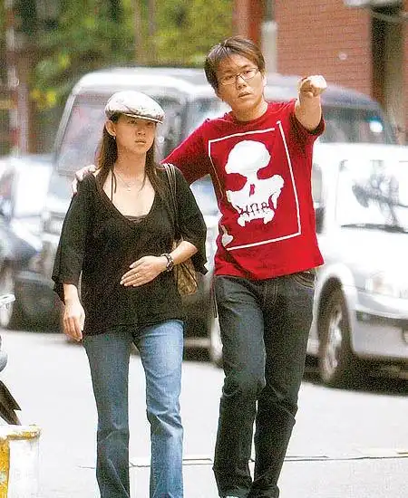 男友林明谦远房亲戚的同学,昨在台大bbs站爆料,称曾宝仪和林明谦两人