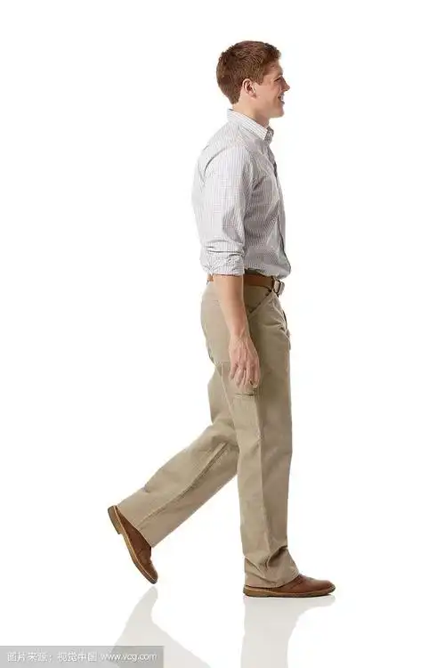 一个微笑的男人的侧面行走