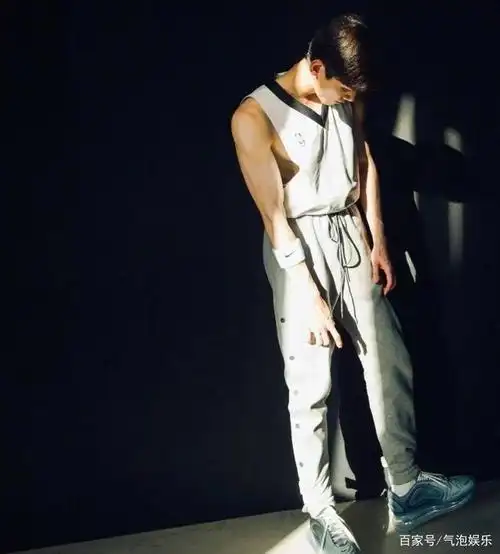 白敬亭全身白色运动装,靠墙休息