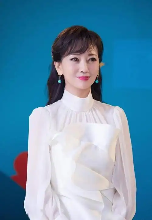 70岁赵雅芝不认老竟敢穿超短裤,大秀性感美腿,远看就像一少女