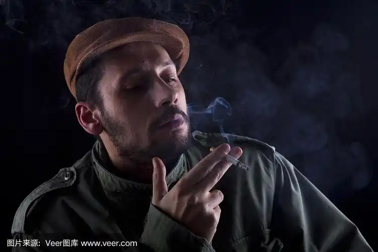 男人吸烟