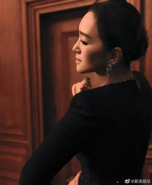 巩俐复古大片曝光一袭黑色长裙优雅迷人
