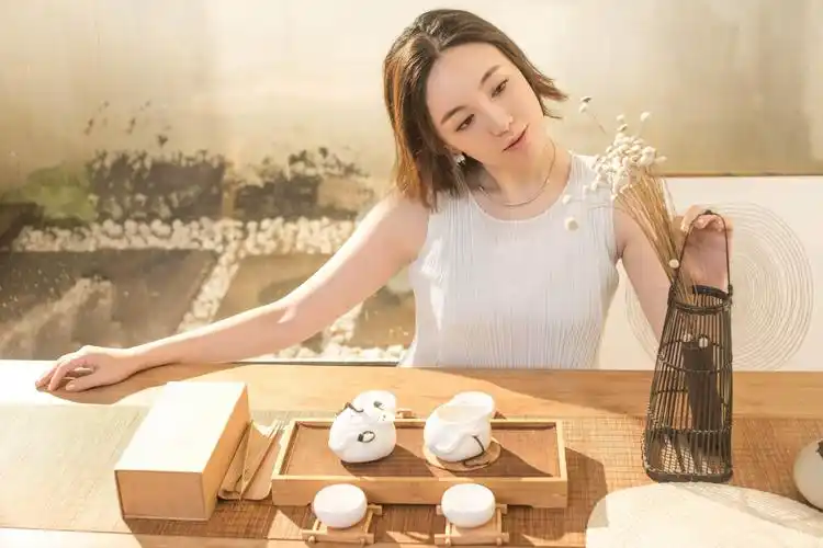 吕佳容少女感洋溢!文艺清甜写真大秀瓷肌(天之水网)