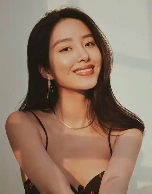 原创女人穿衣时尚感是关键参考杨采钰神仙衣品微熟时尚气质爆棚