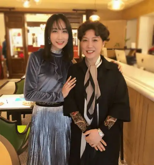 雷佳音携老婆走机场37岁还有清纯气质穿t恤白裙像个美少女