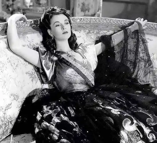 汉密尔顿夫人:英伦绝代美女,嫁给61岁伯爵,晚年孤独终老_爱玛·_贵族