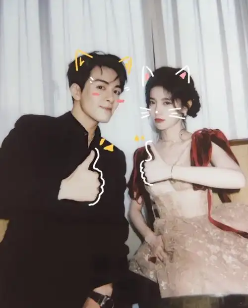 鞠婧祎曾舜晞合体营业被捧脸的小鞠表情丰富