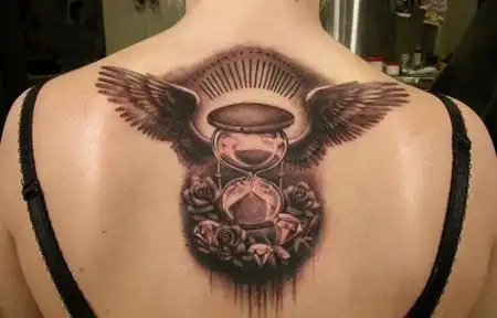 背部沙漏翅膀纹身图案