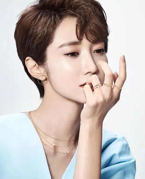 组图:韩国最美短发女星高俊熙拍写真 美肌白皙红唇诱人_高清图集_新浪