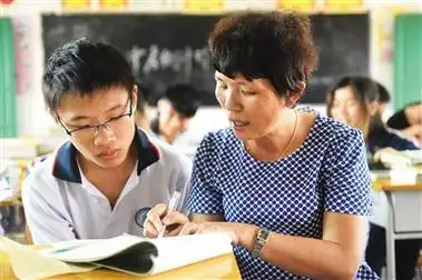 吴秋燕老师辅导学生. 蒙钟德 摄