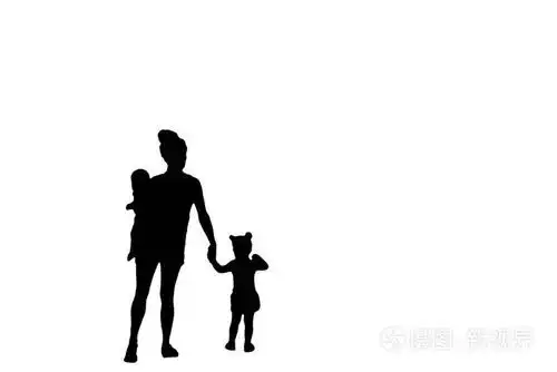 一位母亲带着一个婴儿,手牵着她的小女孩在白色背景下被隔离的家庭