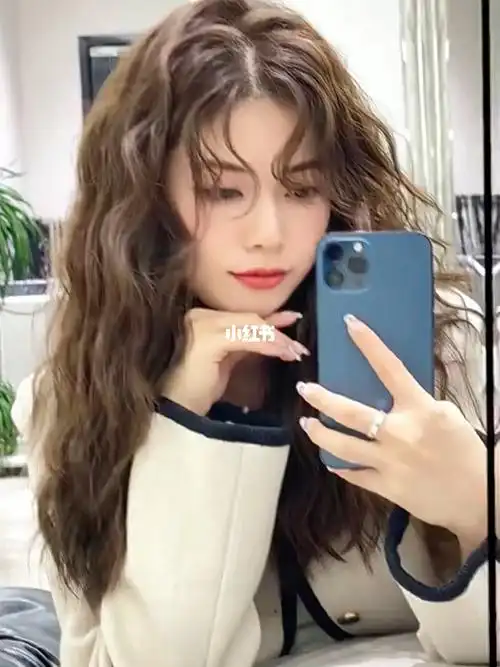 懒人都喜欢的烫发蛋卷头 显白发色 中长发烫发 蓬松烫 减龄发型很甜美