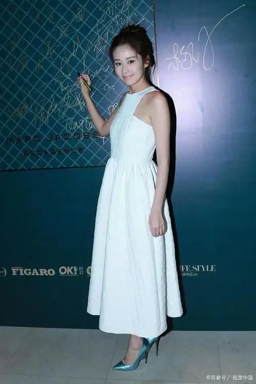 "沈眉庄"斓曦,时尚曦:短发长腿更显年轻活力,清爽干练!