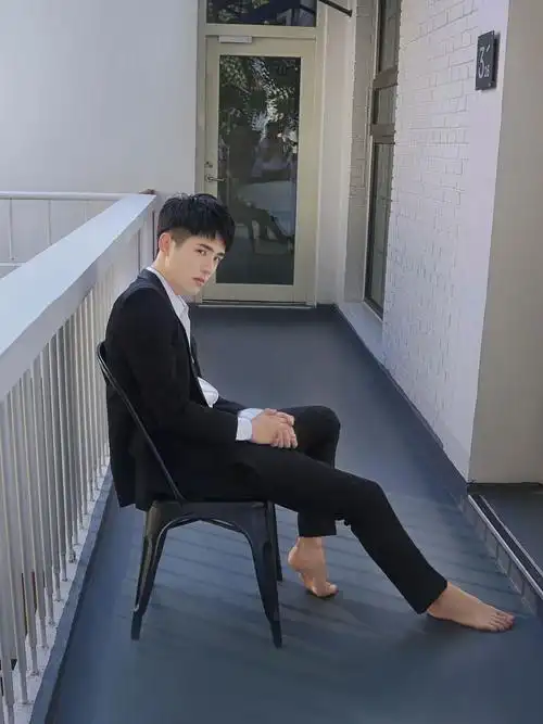 谁说春晚就得穿红色,被21岁刘昊然帅到,个性西装成焦点!