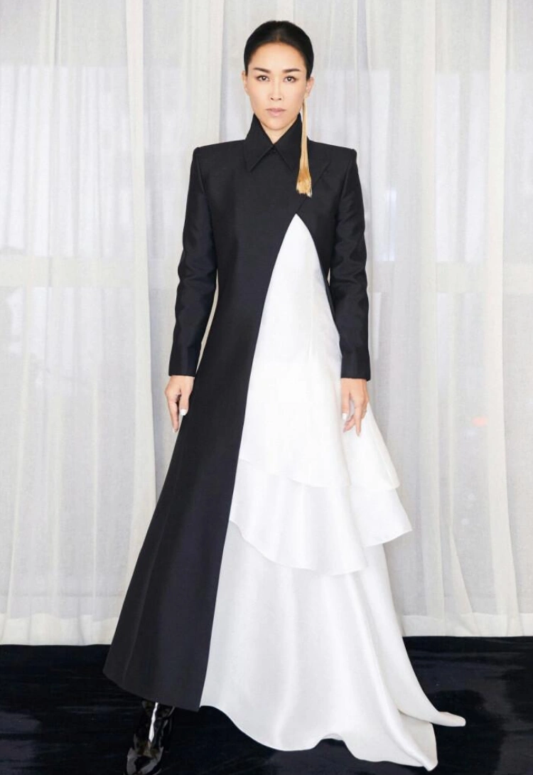 原创那英把两件西装叠着穿转个身后完全看不懂真时尚还是博眼球