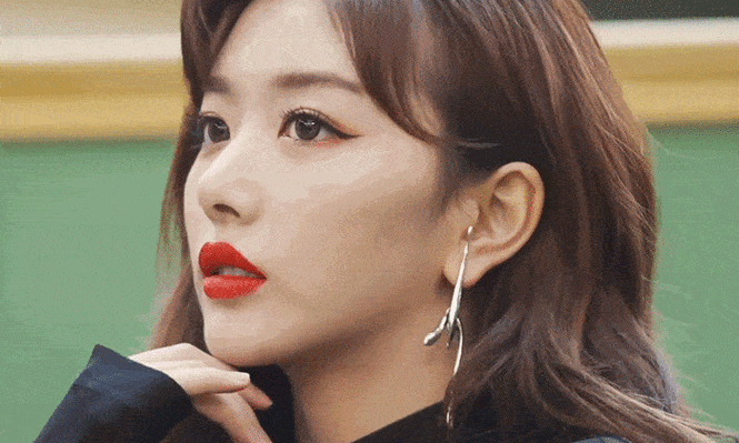 孔雪儿高级灰吊带蓬蓬裙,发光裙摆梦幻至极,完美复刻古典公主