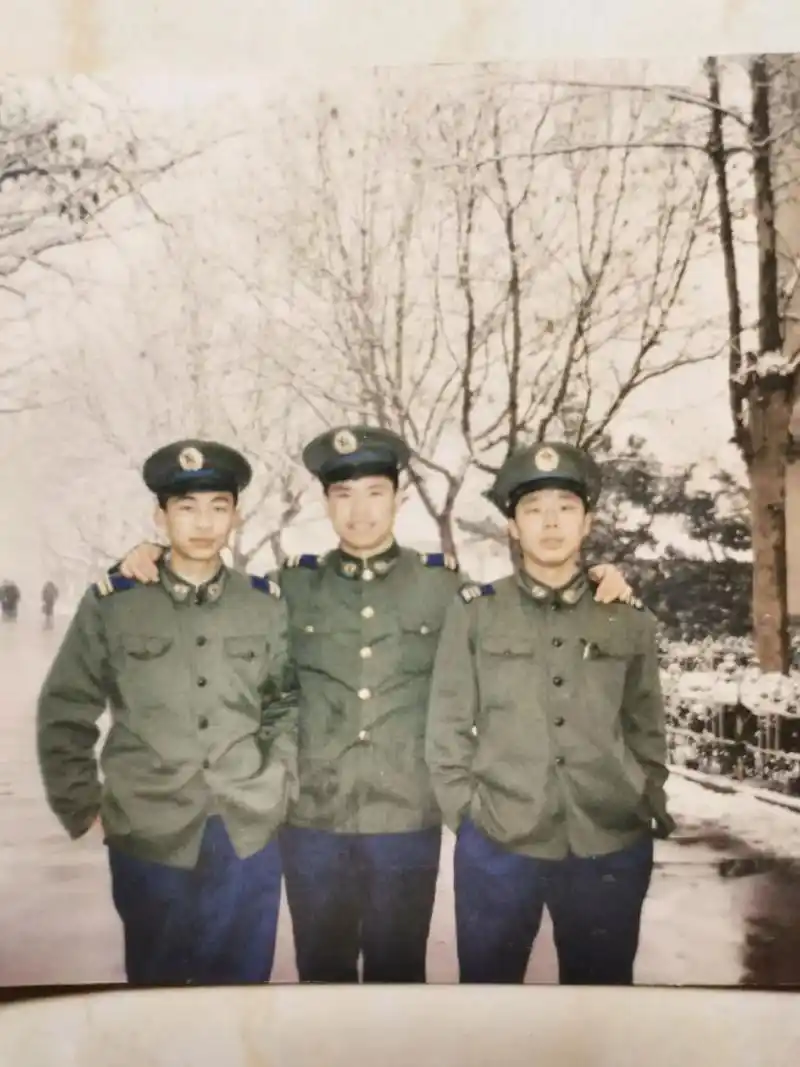 看照片的回忆,部队生活,致敬军旅,无悔青春! - 抖音