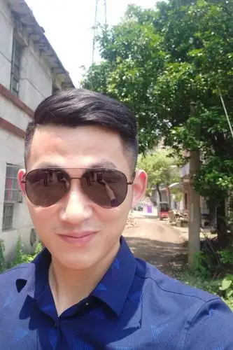 爱看书爱爬山爱写文章的帅大叔