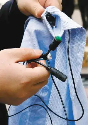 用于赌场内外联络,传输视频的设备可以透视的隐形眼镜用于作弊的扑克