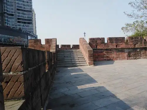 现在立那个"吴王城遗址"碑地方,小时候我们还看到鄂城