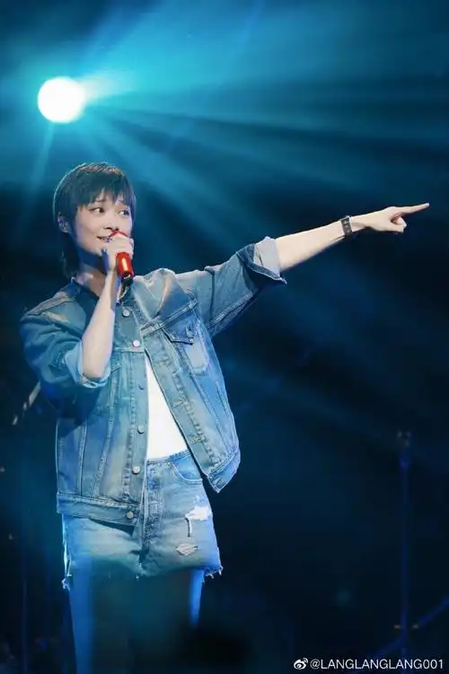 李宇春超话#李宇春#今天隔空投送完美,有泡泡有彩带,谢谢给我递纸巾