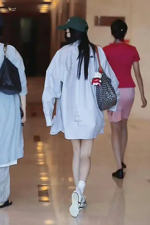 杨幂白衬衫下的腿##杨幂白衬衫背影