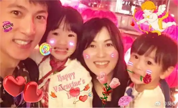 吴尊在微博上大晒一家四口全家福,老婆林丽莹正面照终于曝光.