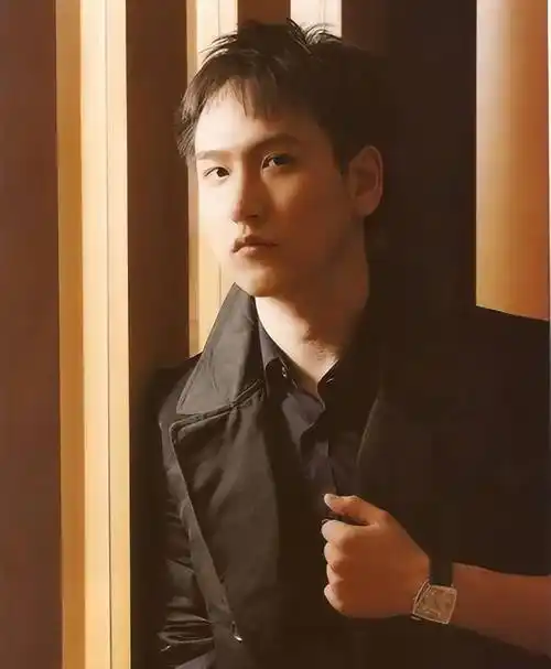 "汤臣少主"汤珈铖:,18岁做霸总身家百亿,39未婚成父母心病_汤君年