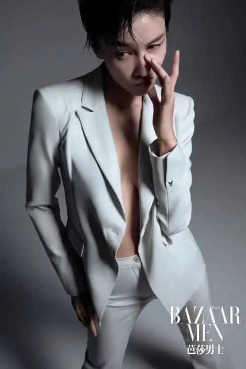 张蓝心黑暗系少女芭莎大片##张蓝心撕漫感潮流水上大片