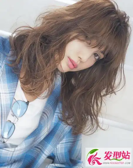 中长发烫什么发型 女生时尚性感波浪卷发