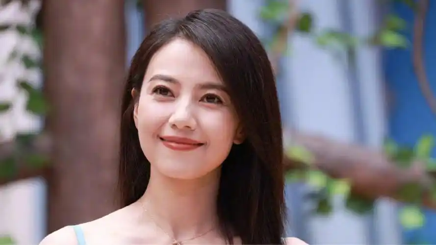 43岁高圆圆穿吊带裙参加活动,气质满分,小腹平坦力破二胎传闻