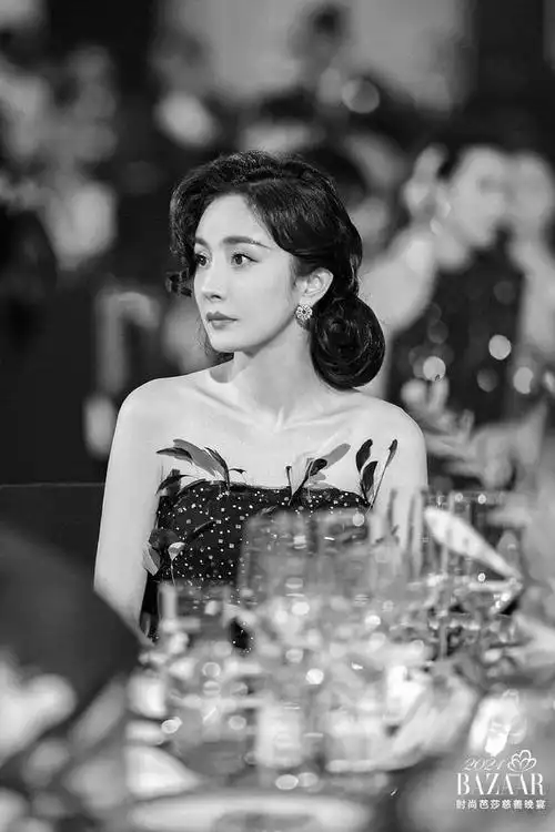 组图:时尚芭莎慈善晚宴内场照氛围感拉满 baby杨幂景甜等比美