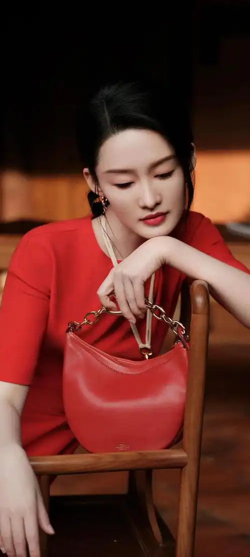 美女系列壁纸第210期-李沁,这个名字在近年来的娱乐圈中逐渐崭露头角