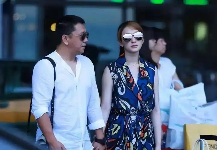 回顾李小冉:被前任折磨多年,为鄢颇流产2次,被男闺蜜砸5亿娶回家