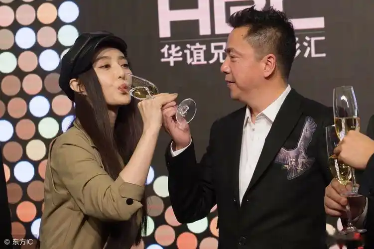 范冰冰在台上与王中磊畅饮手中的香槟 ,不会是想灌酒吧?