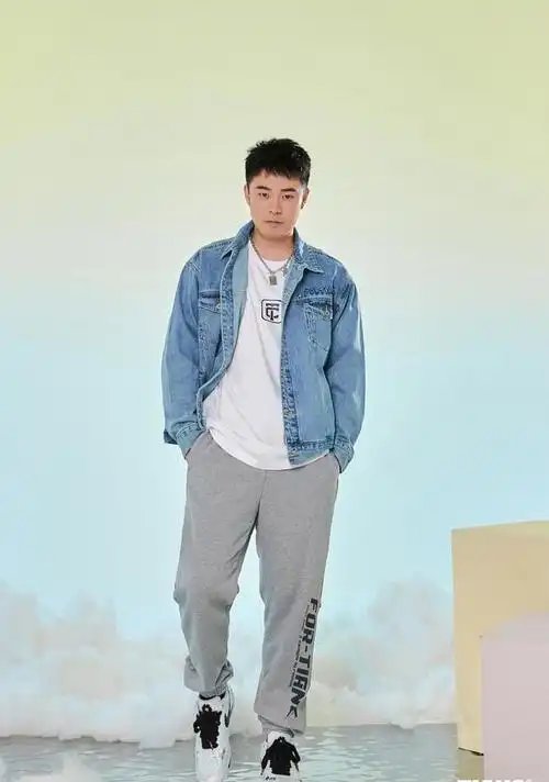 搜狐娱乐讯 12月30日是尹正的生日,陈赫在社交平台晒出一张尹正全