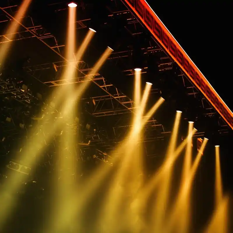 舞台灯,在音乐会上多彩的舞台灯光