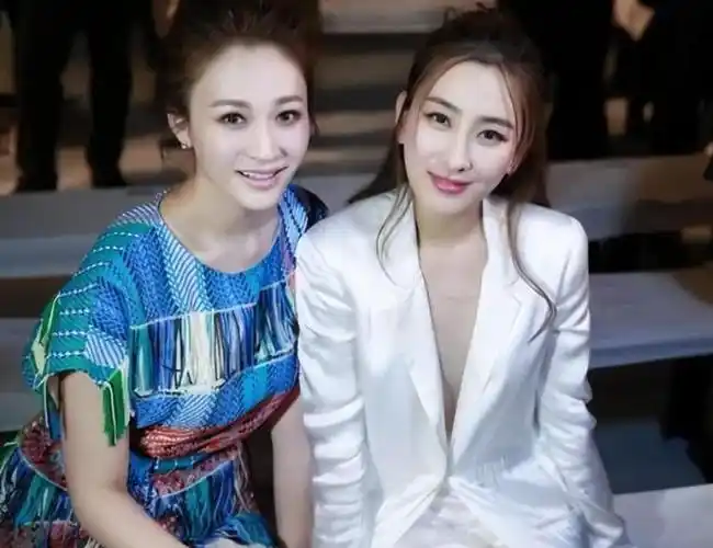 单看没特点,合照从未输过的明星,26岁关晓彤至今还在努力演大人|唐嫣