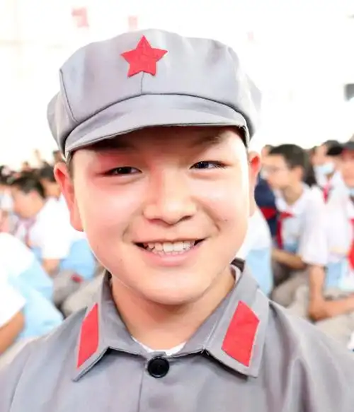 百张笑脸迎百年兵团八师孩子们的幸福笑容灿烂如花